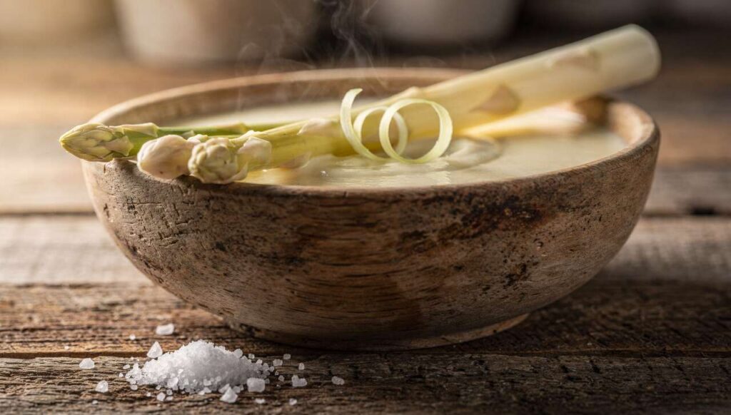 Spargelsuppe mit nur 3 Zutaten, warum die Schalen das eigentliche Geheimnis sind